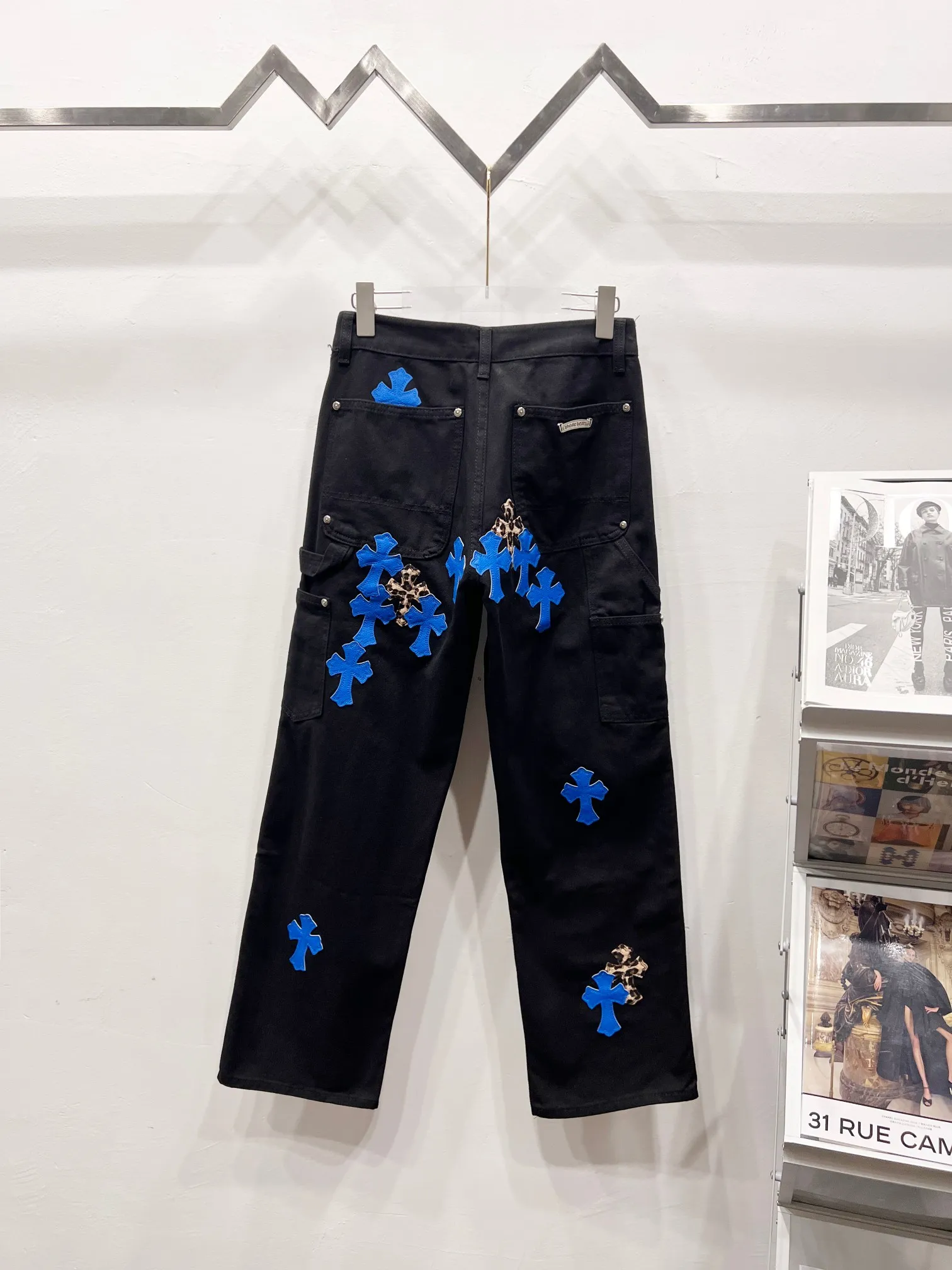 P290 Style No.: (r031) chrome hearts Top Cow King F&F Limited to friends and family 1of1 Carhartt base version Jeans Three-dimensional version Loose and comfortable, not picky about body shape Look taller and slimmer Factory Seiko Original factory quality control Same style for men and women Can be matched with couples Versatile recommendation Must-have jeans for all seasons Hipsters have been disappointed From the quality selection of fabrics, the tailoring of details, and the matching of patterns are impeccable! The upper body is so handsome when worn...it can be easily worn by men, women and children! The craftsmanship is made of heavy-duty washed pure cotton denim fabric. After washing, it is soft and thick and looks very stylish when worn. Size: 28, 30, 32, 34, 36 (S-XXL) Color: black